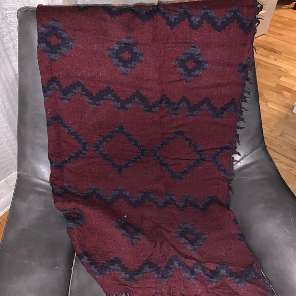 Aritzia scarves. 2 large and 1 triangle shaped smaller one. 100% wool. - Picture 5 of 5